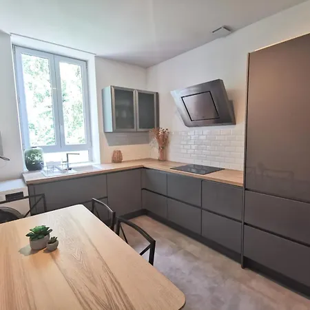 Proche Du Jardin Extraordinaire - Au Bout Du Quai